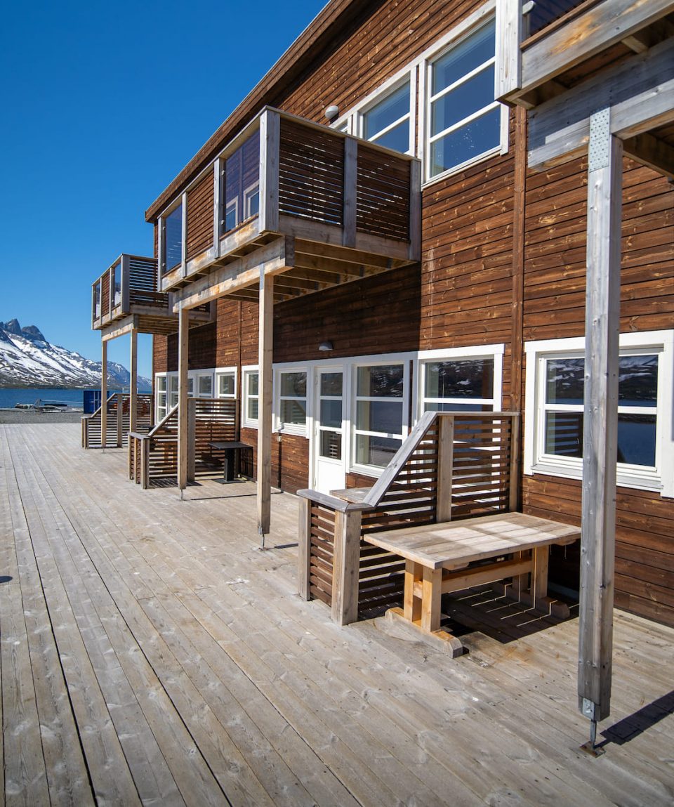 rorbu-arctic-booking-outside-pier